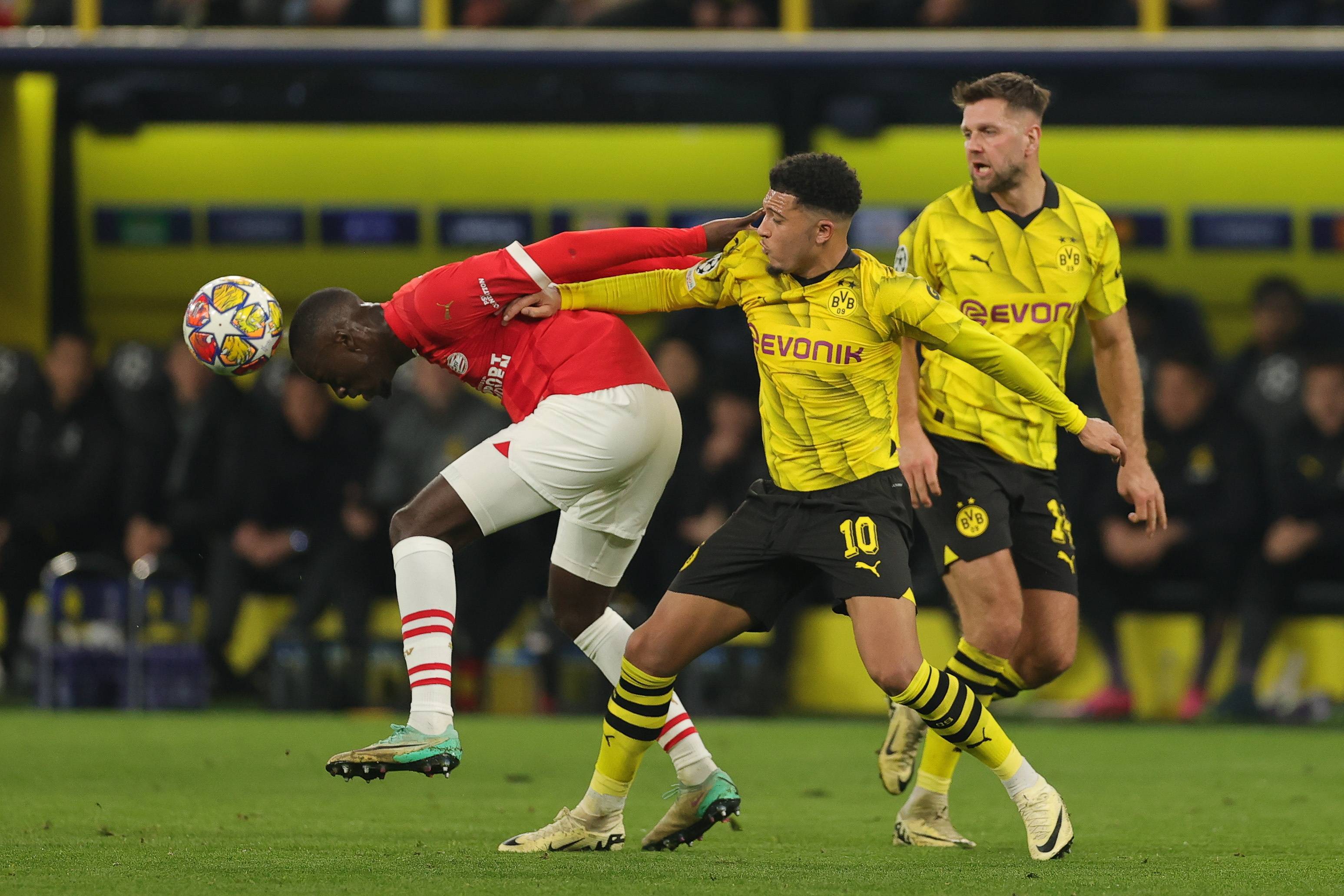 埃因霍温训练开放日;清晨门线救险引欢呼;欧冠在即;训练强度明显提升-九游体育下载